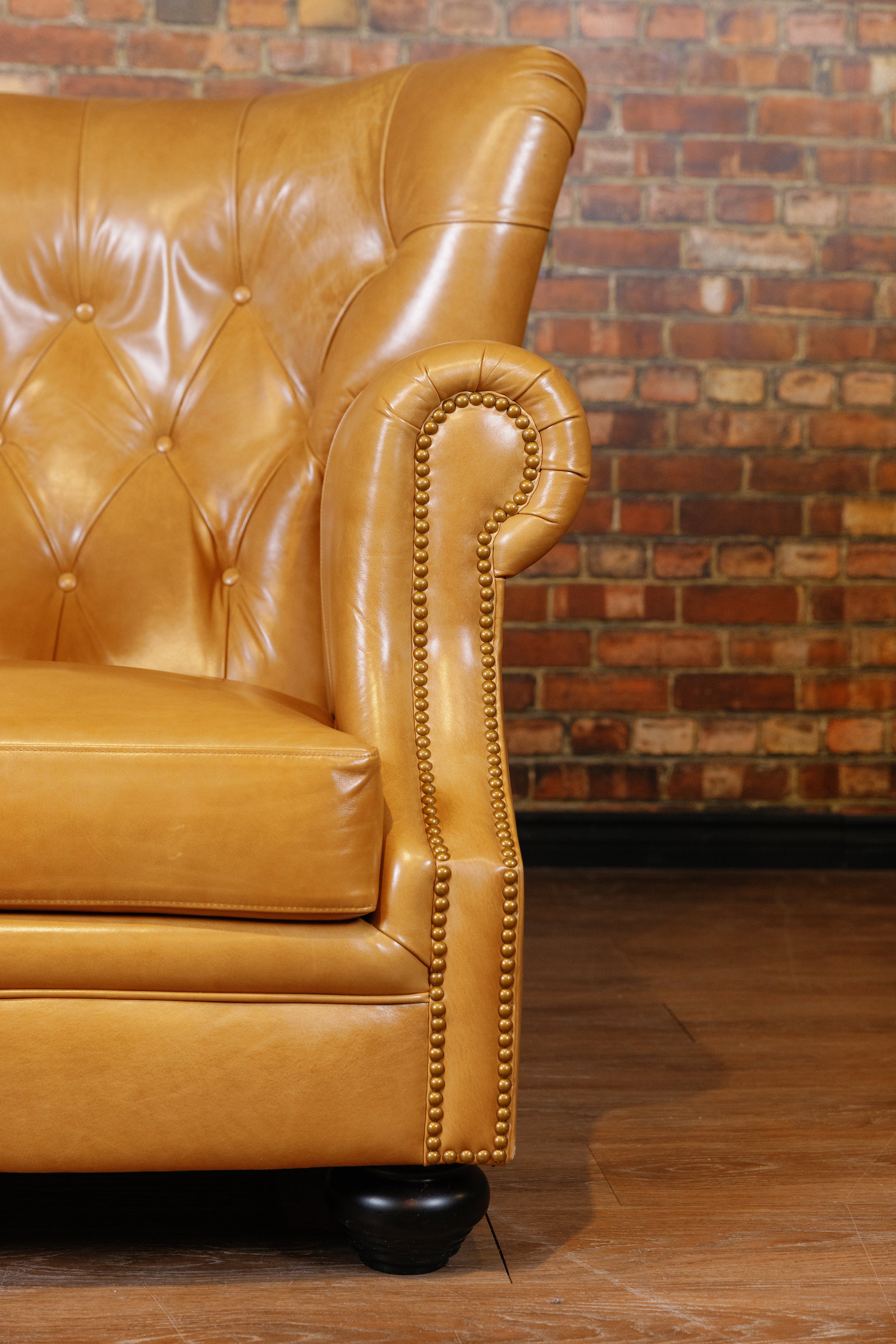 AFICIONADO LEATHER CHAIR PREMIUM FLOOR MODEL