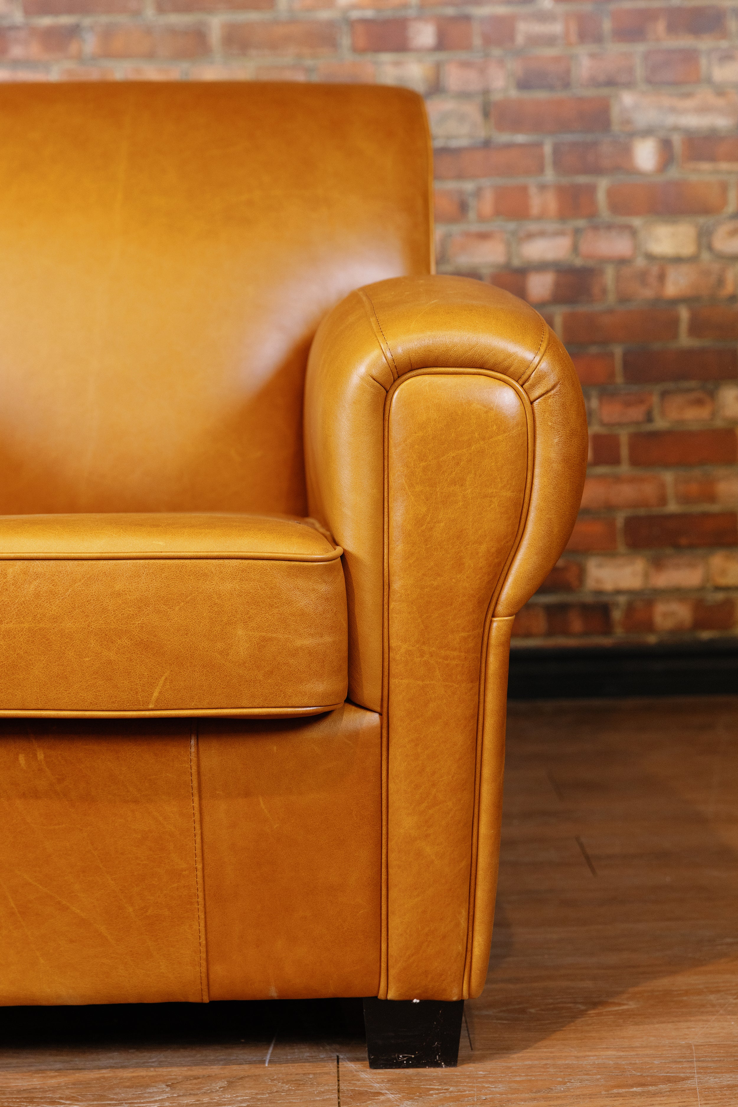 BACHELOR CHAIR FLOOR MODEL