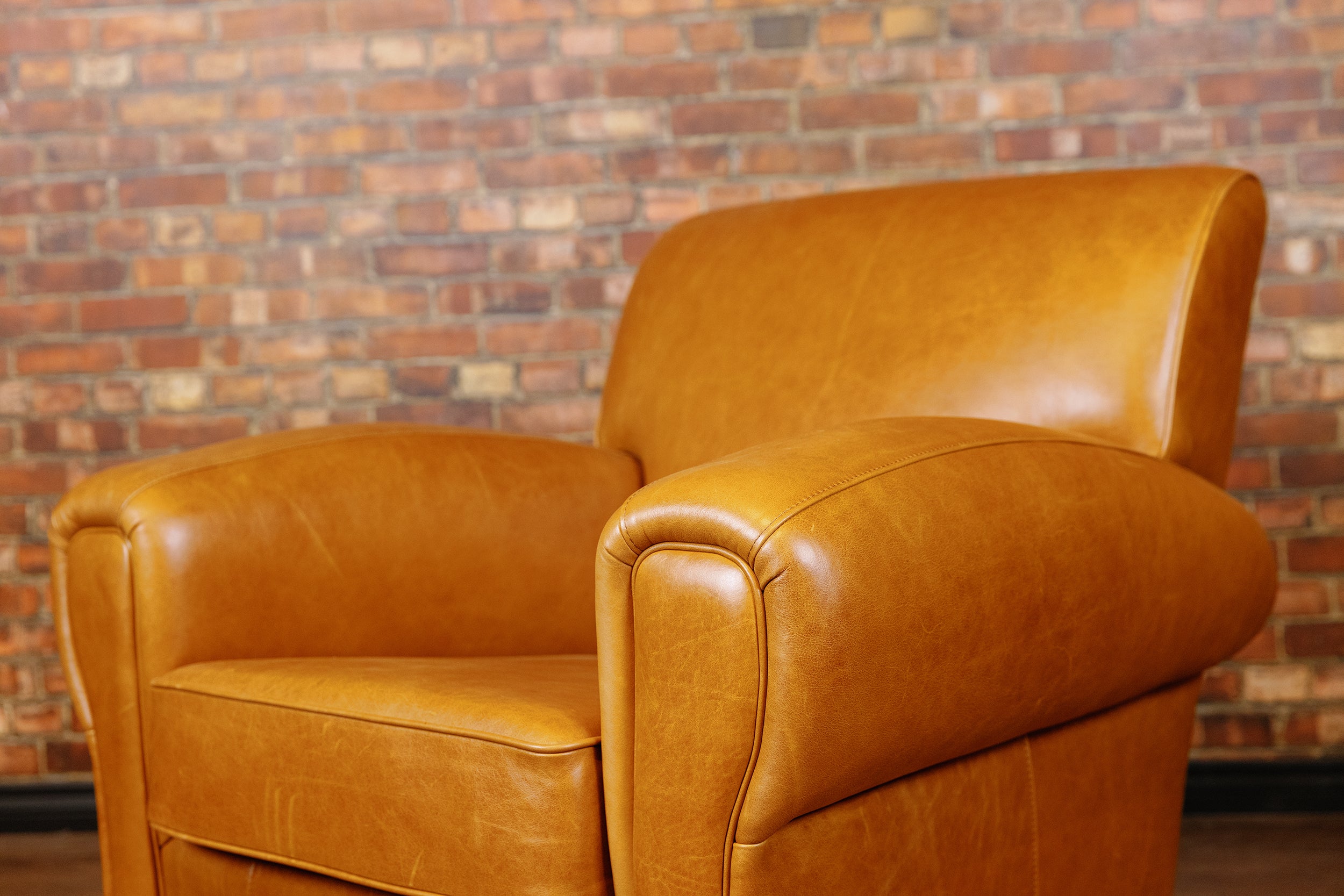 BACHELOR CHAIR FLOOR MODEL