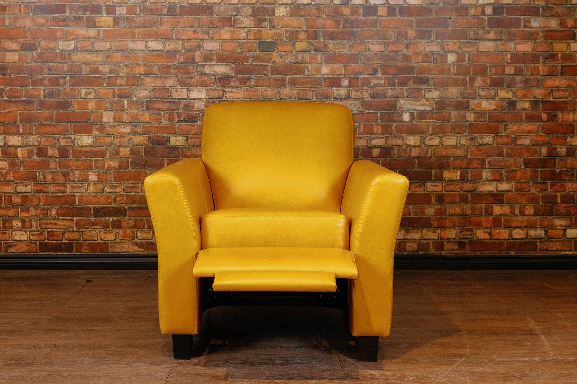 LISBON LEATHER RECLINER FLOOR MODEL
