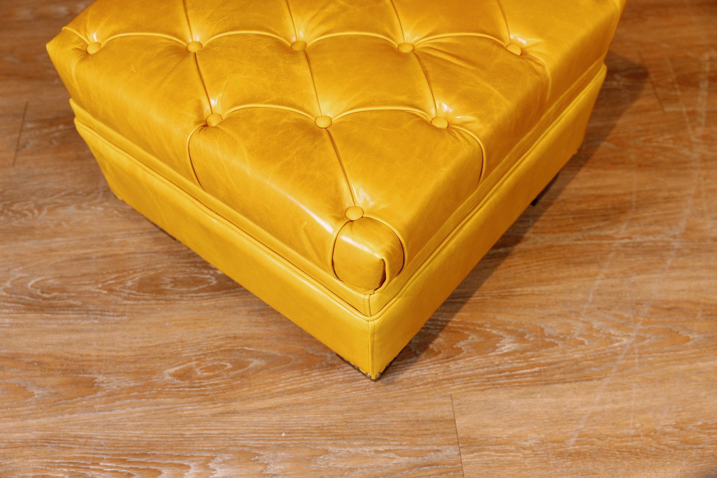 TUFTED TOP OTTOMAN PREMIUM FLOOR MODEL