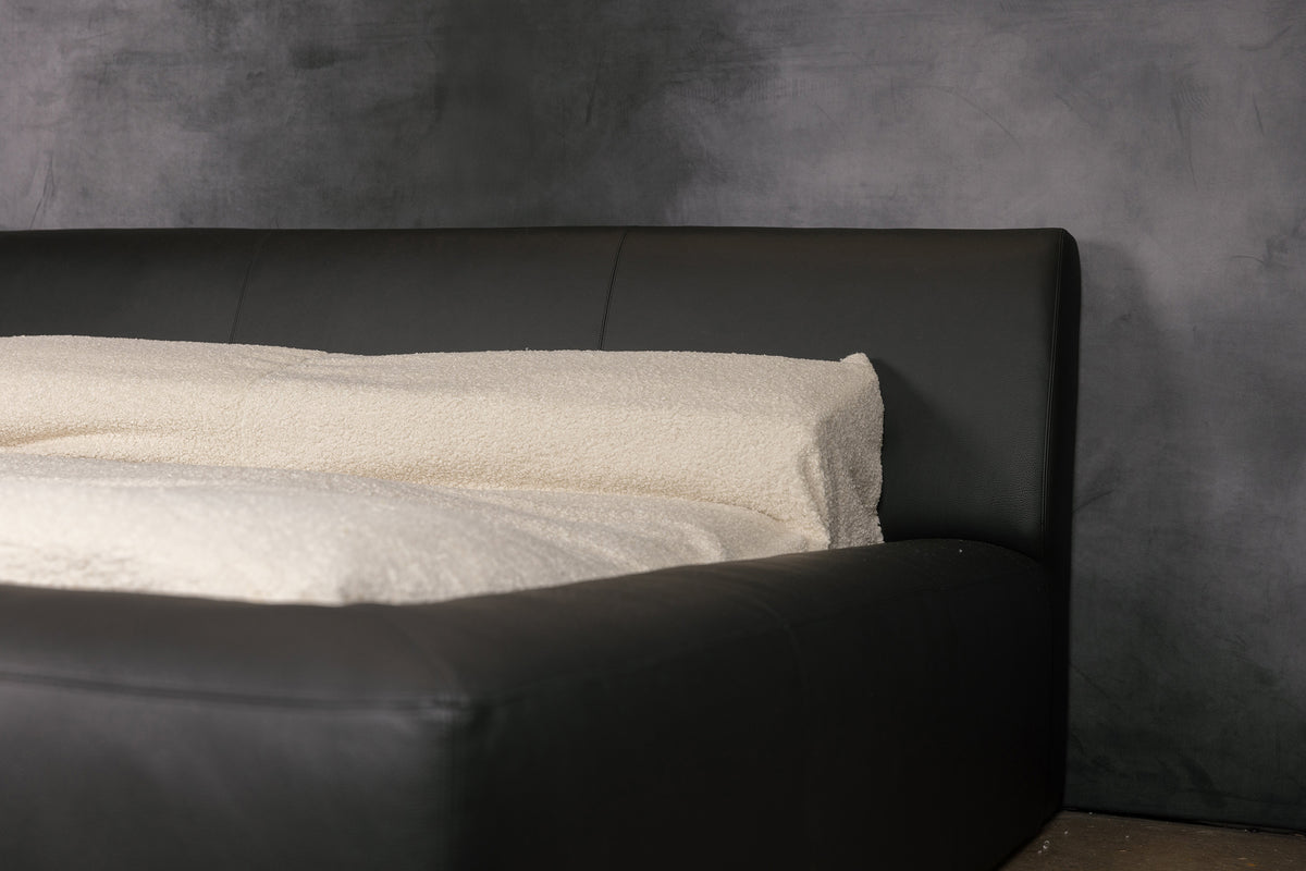 LIT EN CUIR CORPORAL