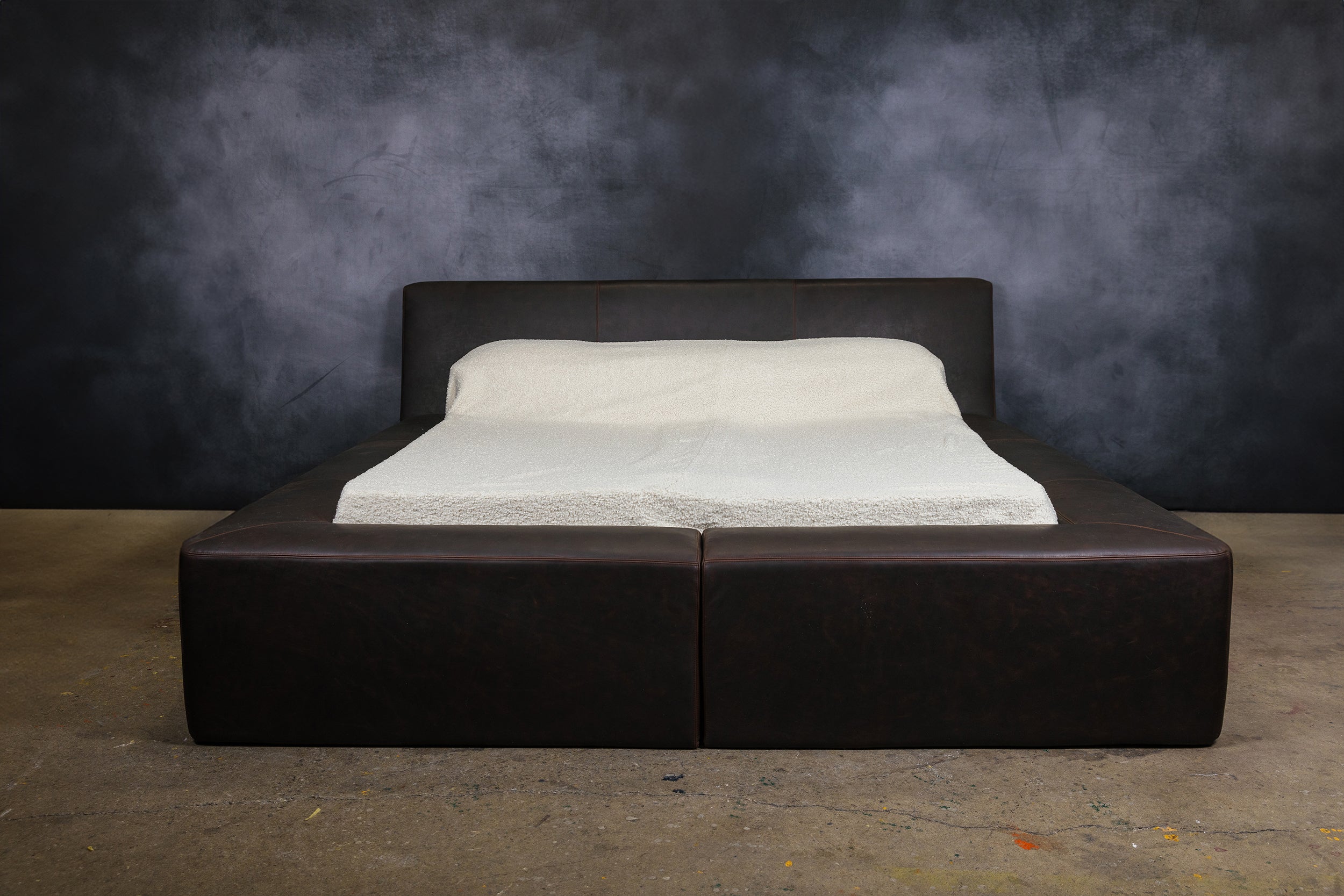 LIT EN CUIR CORPORAL