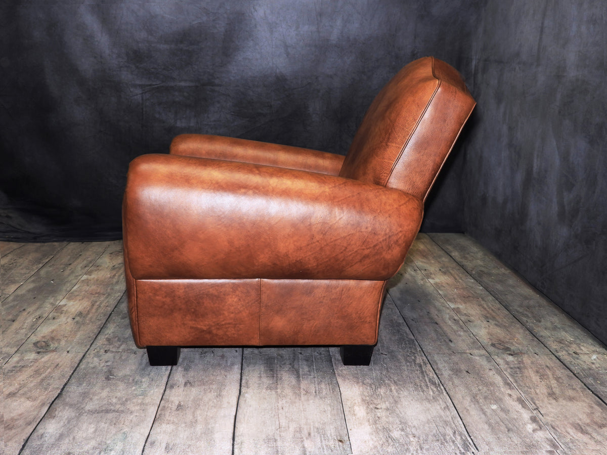 FAUTEUIL À CIGARE EN CUIR MOUSTACHE