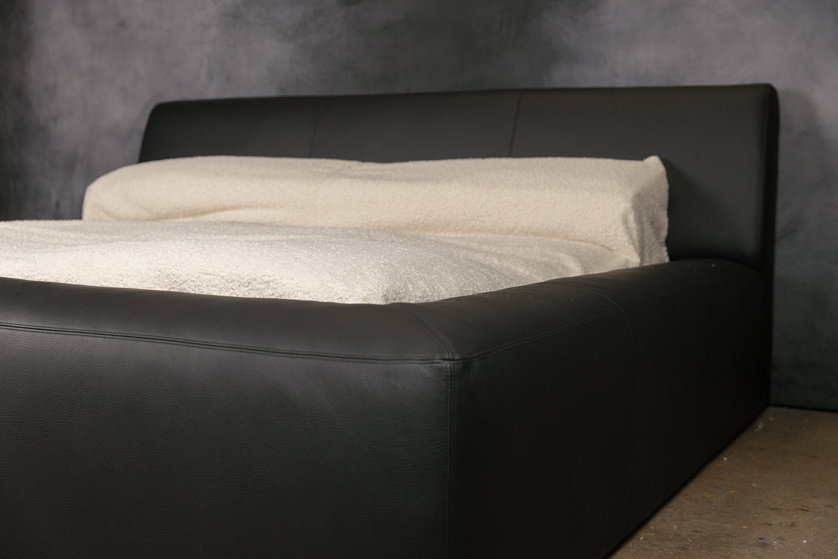 LIT EN CUIR CORPORAL